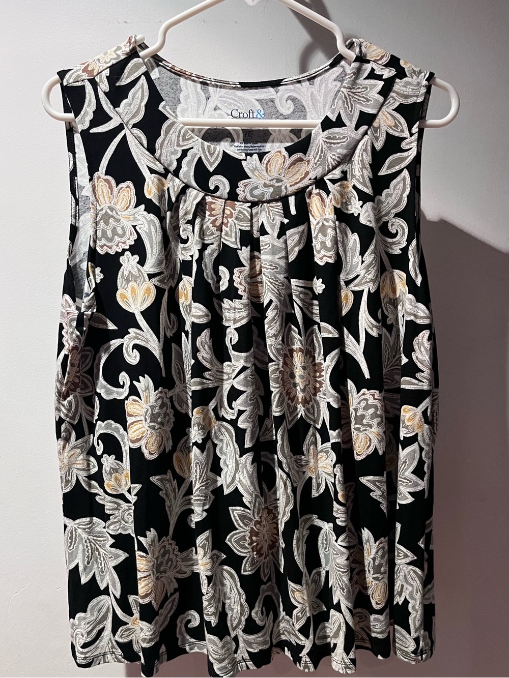 croft & barrow black, white, and sage floral top with brown and yellow accents